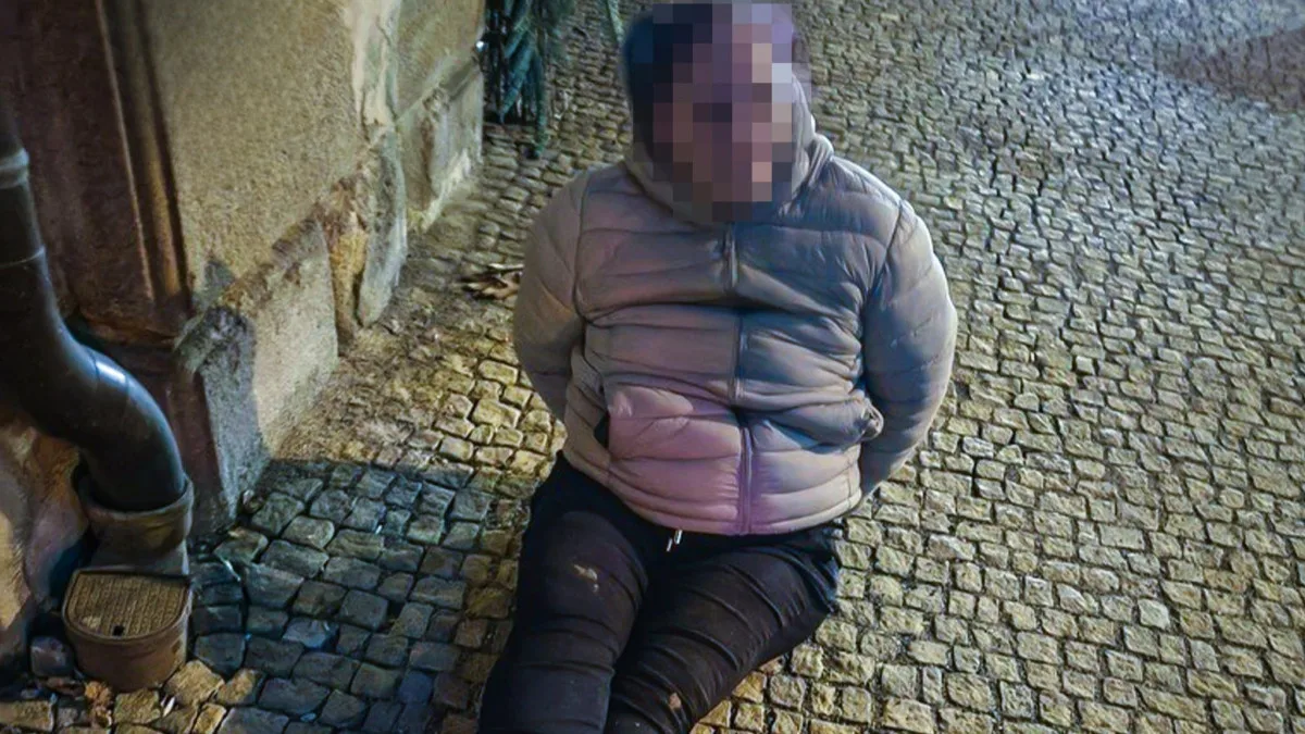 Velmi agresivní žena skončila na chodníku se zdvojenými pouty na rukou