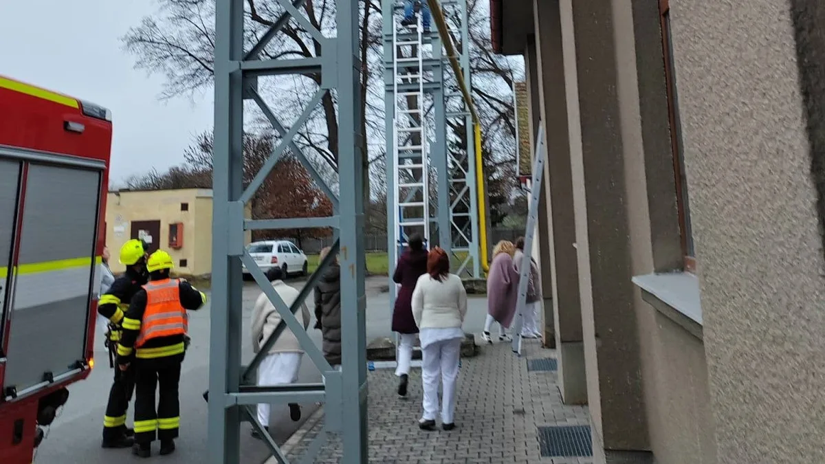 Pacient psychiatrické nemocnice vyšplhal na kovový sloup a odmítal slézt dolů