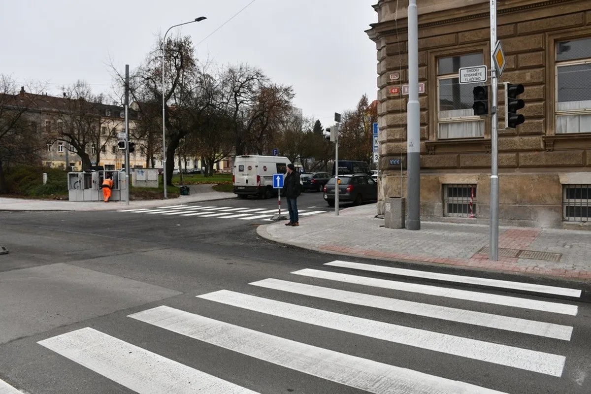 Na Husovo náměstí se opět vrátí doprava, opravy za 40 milionů mají zvýšit bezpečnost