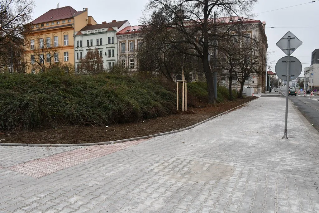 Na Husovo náměstí se opět vrátí doprava, opravy za 40 milionů mají zvýšit bezpečnost