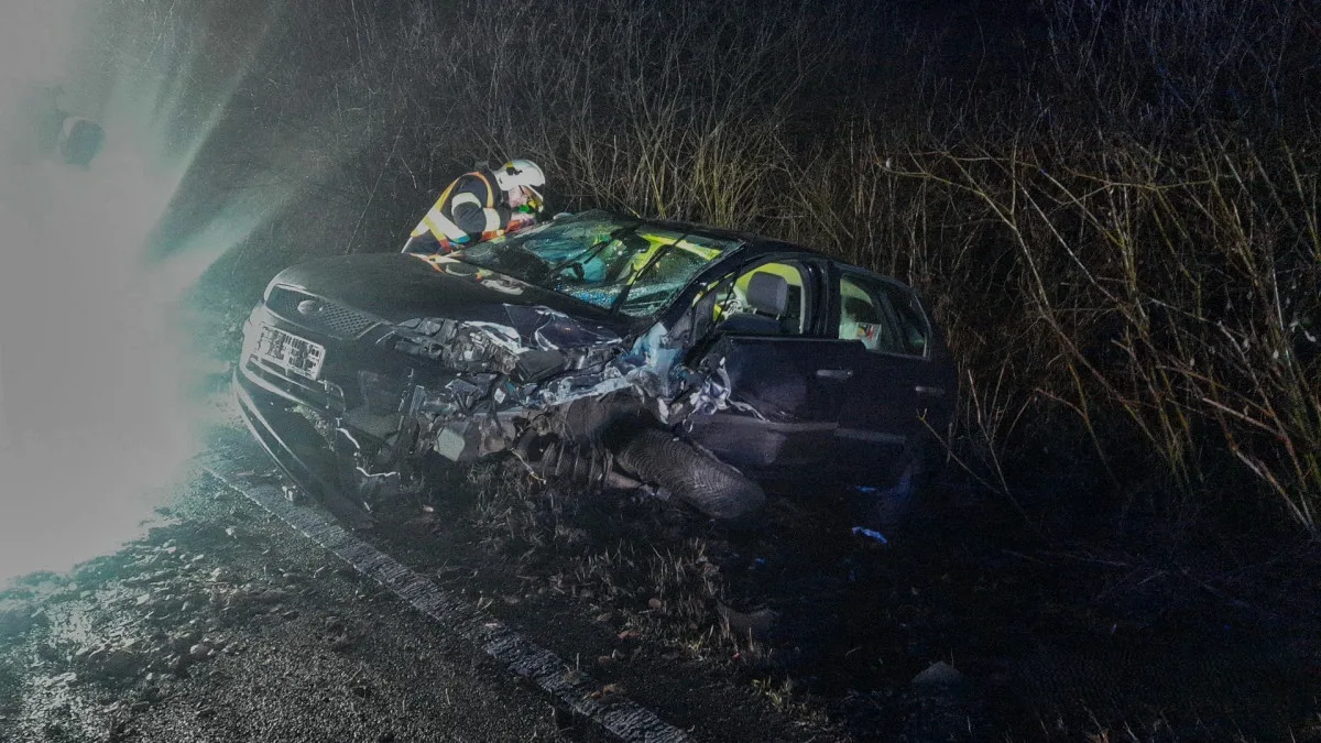 Opilý a zfetovaný řidič narazil do protijedoucího auta, náraz ho odhodil na střechu