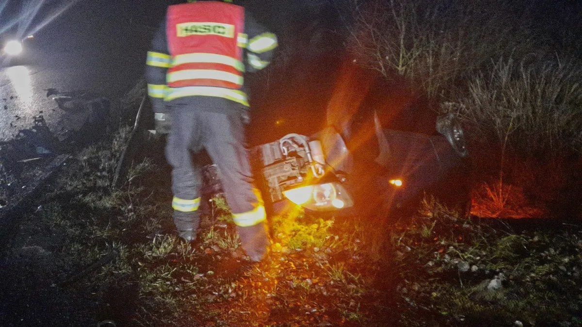 Opilý a zfetovaný řidič narazil do protijedoucího auta, náraz ho odhodil na střechu