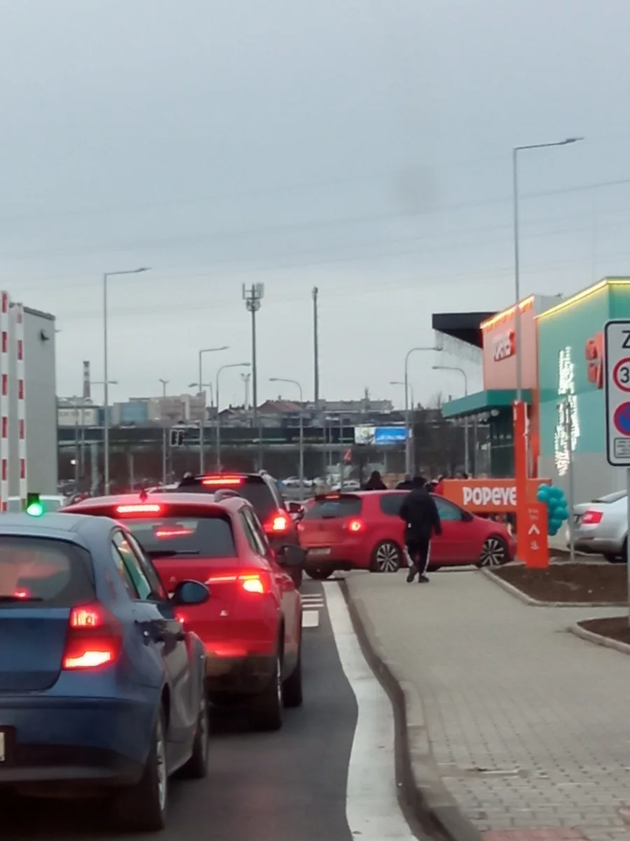 Kolony a kolaps. Nový fastfood změnil Skleněné peklo v dopravní peklo a lidé zuří