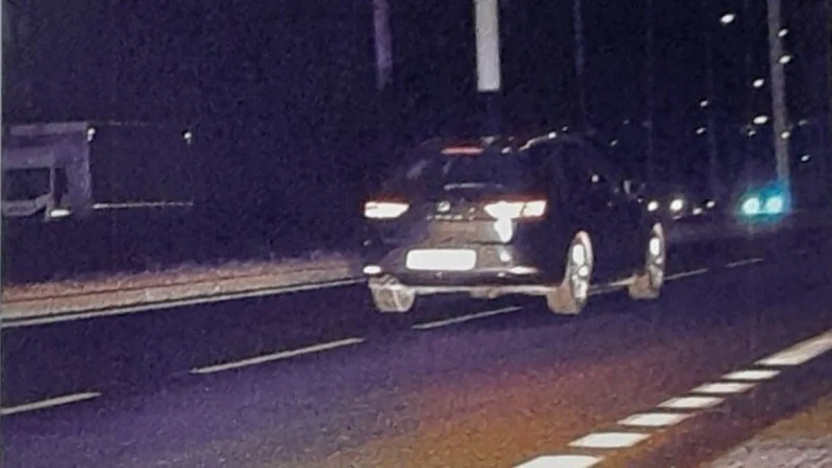 Devatenáctiletý řidič letěl po městě 124 km/h. Přišel o řidičák, který měl od července