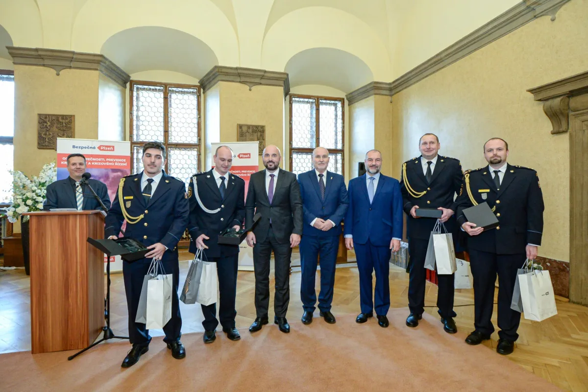FOTO: Hrdinové, kteří žijí mezi námi. Na plzeňské radnici bylo oceněno 22 statečných