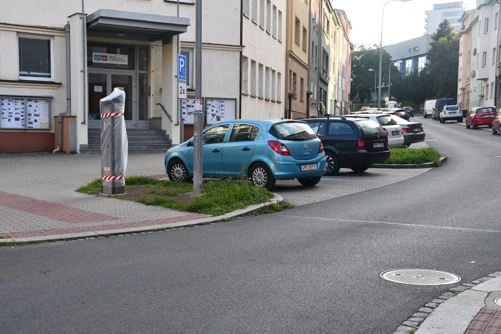 Motoristé zapláčou. Nová zóna placeného parkování startuje v okolí zimního stadionu