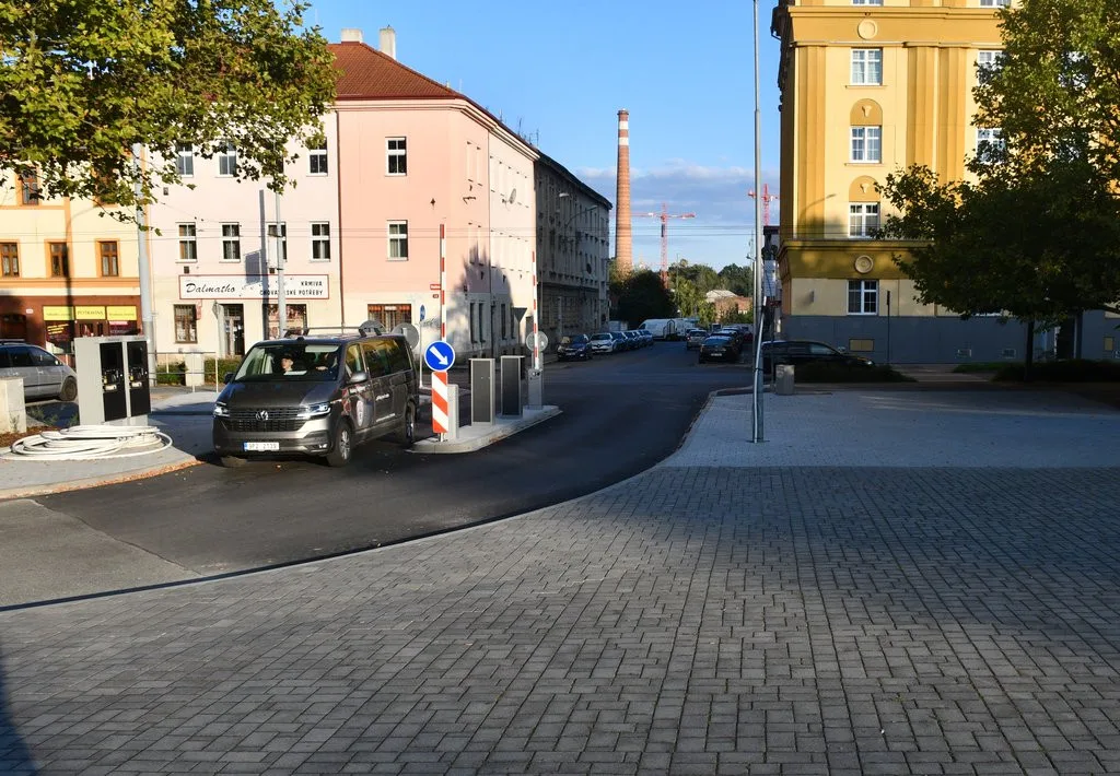 Motoristé zapláčou. Nová zóna placeného parkování startuje v okolí zimního stadionu