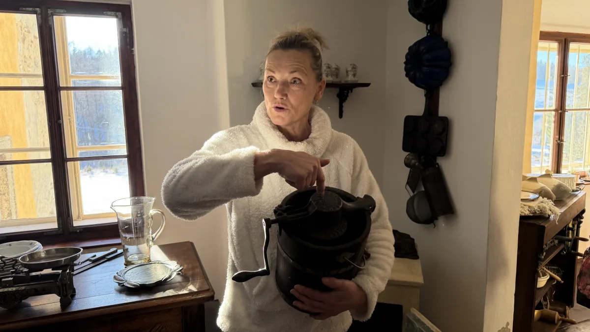 Vánočně nazdobeným zámkem provede návštěvníky jeho majitelka. Nabídne kávu a cukroví u krbu