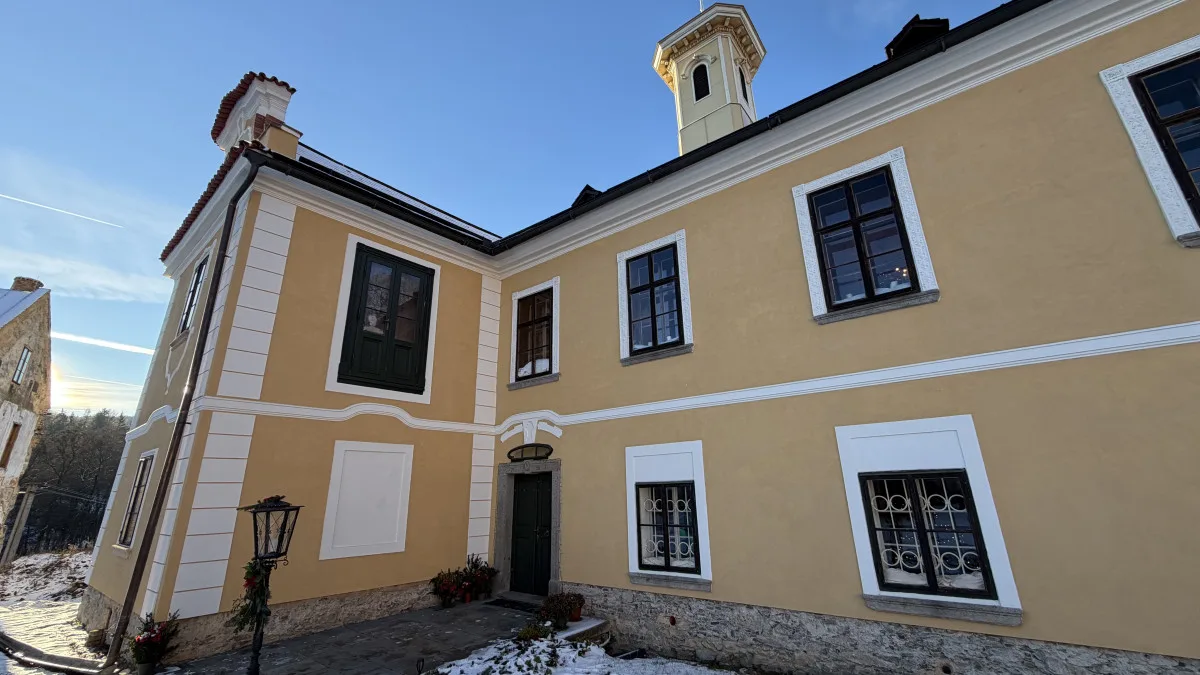 Vánočně nazdobeným zámkem provede návštěvníky jeho majitelka. Nabídne kávu a cukroví u krbu