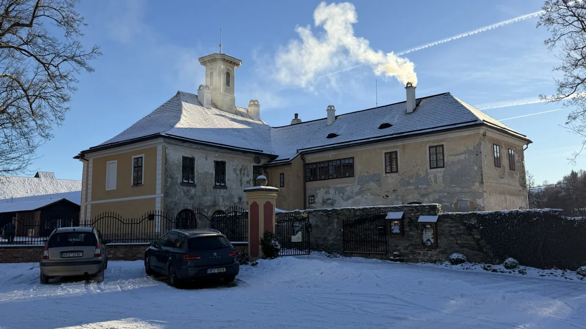 Vánočně nazdobeným zámkem provede návštěvníky jeho majitelka. Nabídne kávu a cukroví u krbu