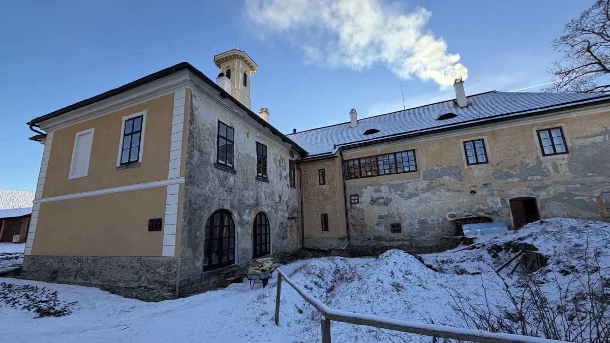 Vánočně nazdobeným zámkem provede návštěvníky jeho majitelka. Nabídne kávu a cukroví u krbu