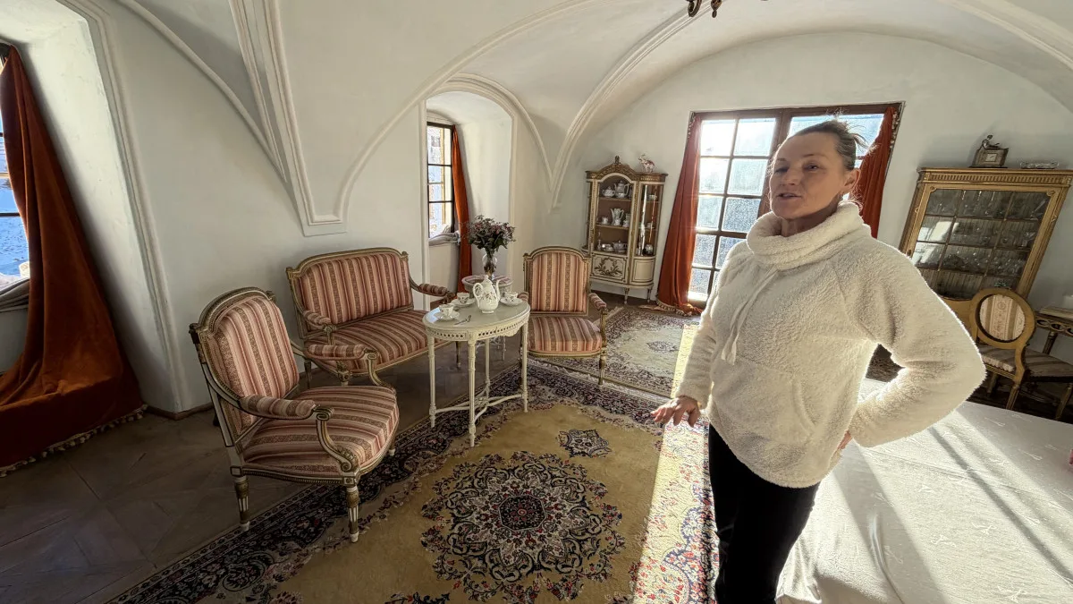 Vánočně nazdobeným zámkem provede návštěvníky jeho majitelka. Nabídne kávu a cukroví u krbu