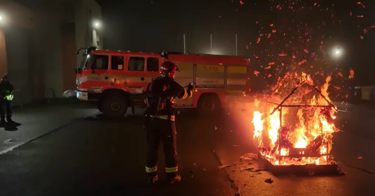 Symbolický požár na rozloučenou. Úspěšný velitel tachovských hasičů odešel do civilu