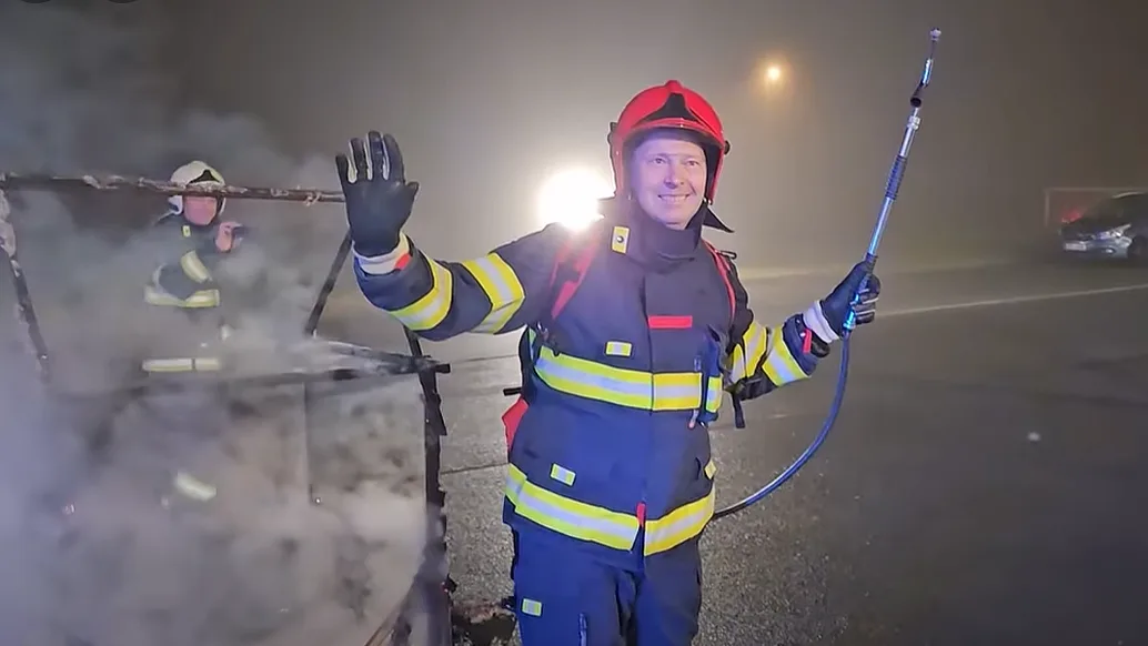 Symbolický požár na rozloučenou. Úspěšný velitel tachovských hasičů odešel do civilu