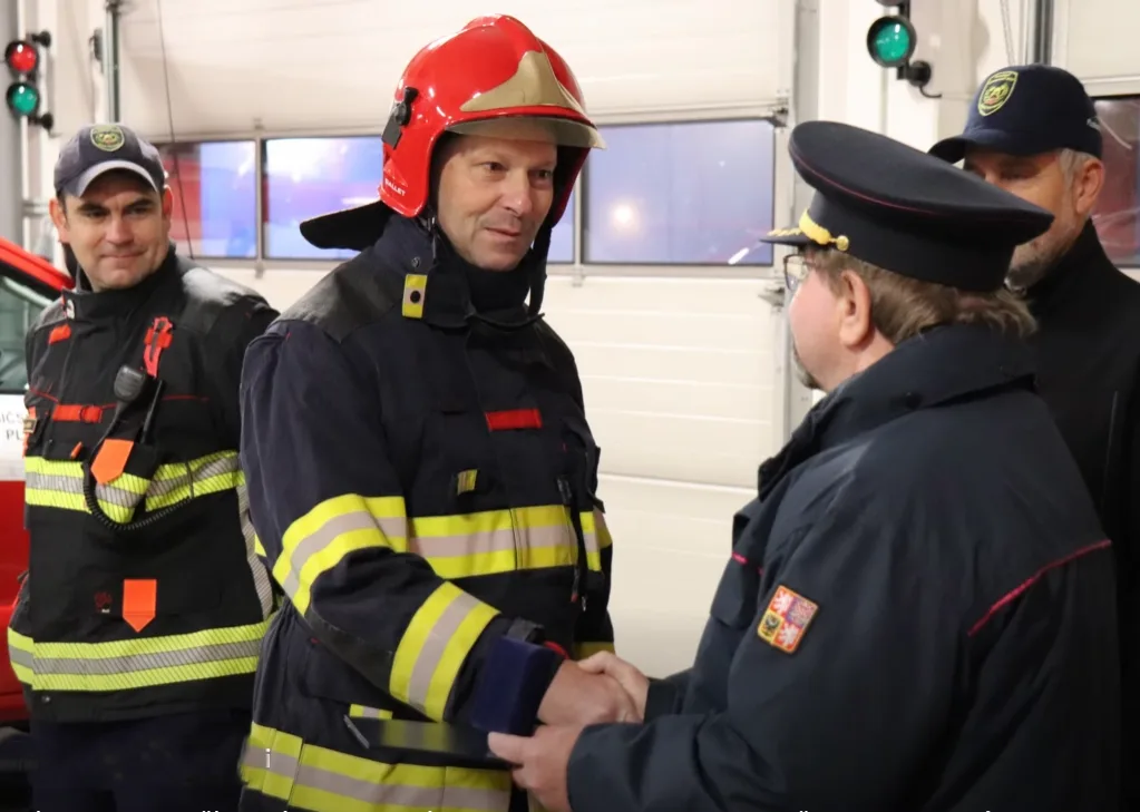 Symbolický požár na rozloučenou. Úspěšný velitel tachovských hasičů odešel do civilu