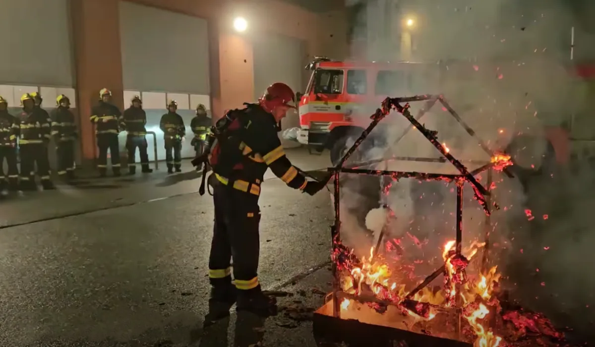 Symbolický požár na rozloučenou. Úspěšný velitel tachovských hasičů odešel do civilu