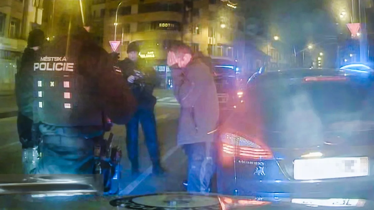 Tři promile, neplatné značky a honička s policií. Řidiče zastavili až zablokováním auta