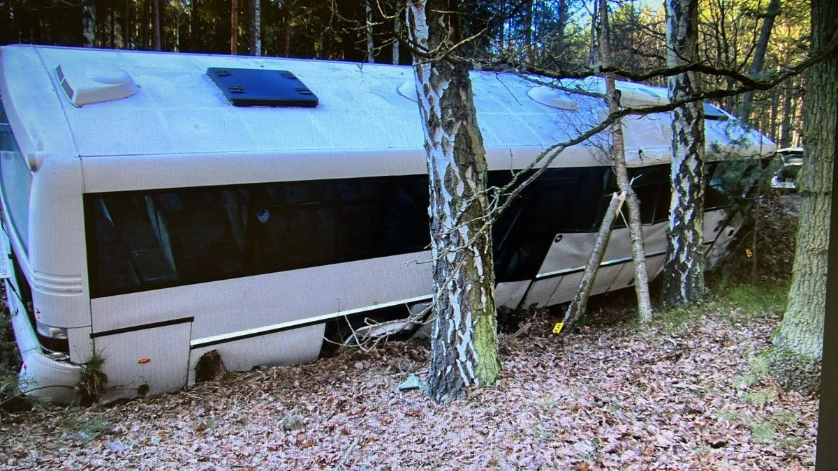 Zdrogovaný a opilý muž havaroval s ukradeným autobusem, při nehodě se zranil