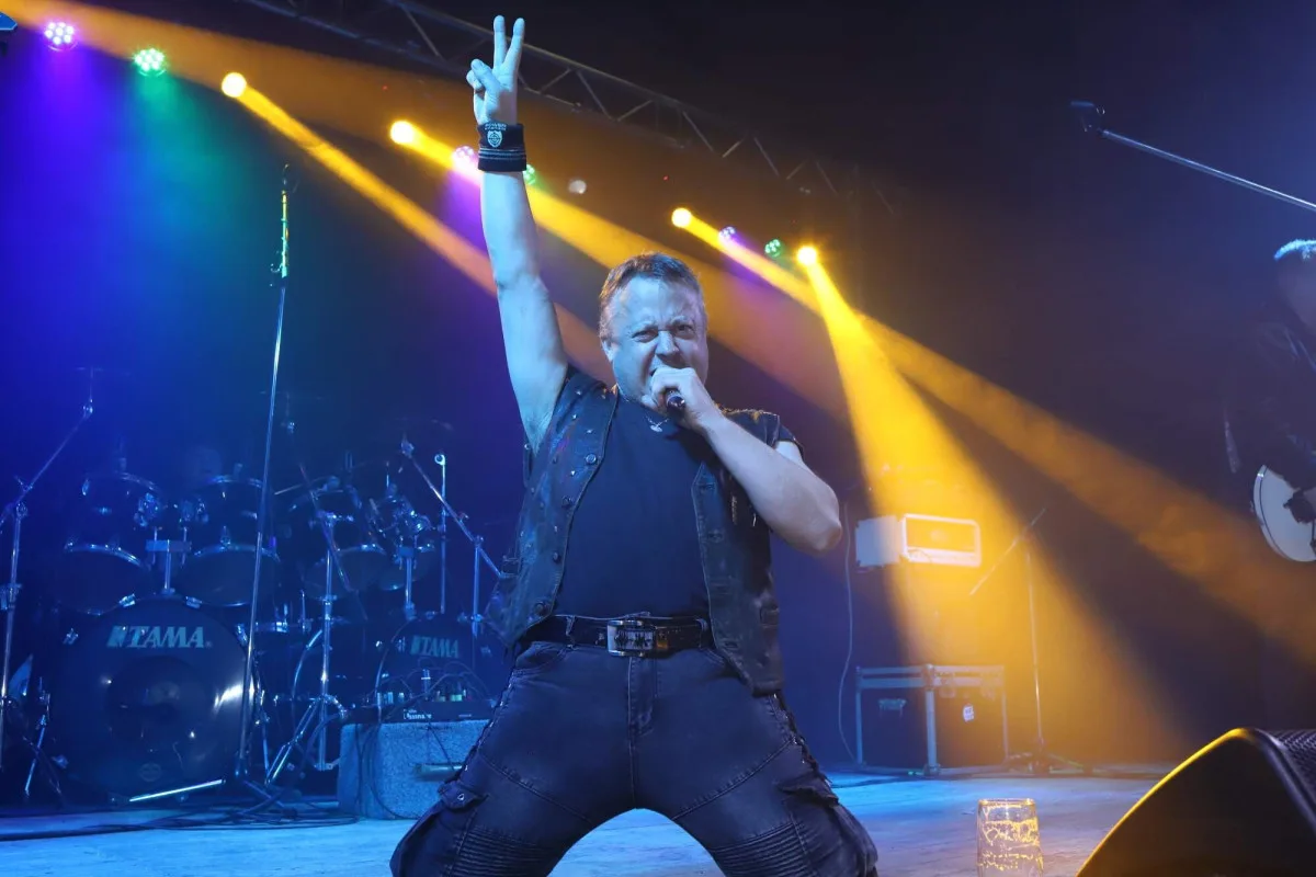 Těžká rána pro rockovou scénu, oblíbený zpěvák náhle zemřel po odehraném koncertu