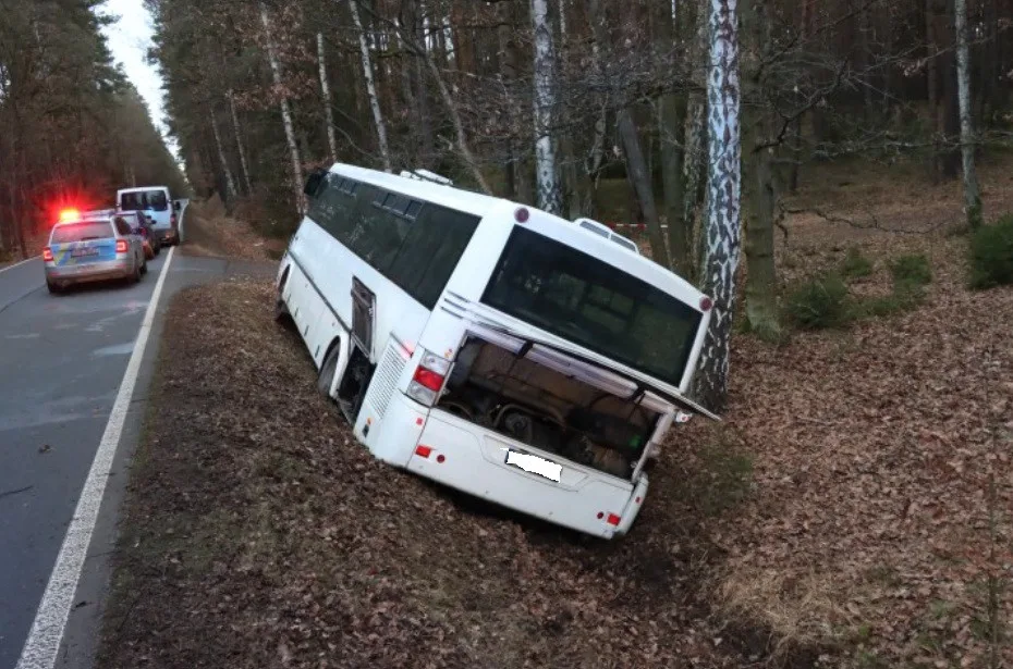 Zdrogovaný muž se řítil městem v ukradeném autobusu. Poničil auta a potom havaroval