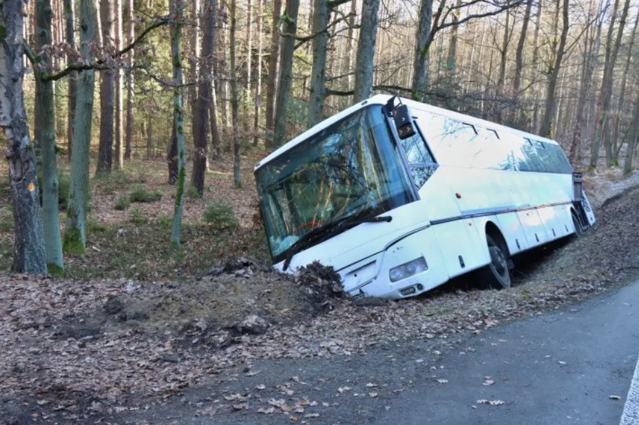 Zdrogovaný muž se řítil městem v ukradeném autobusu. Poničil auta a potom havaroval
