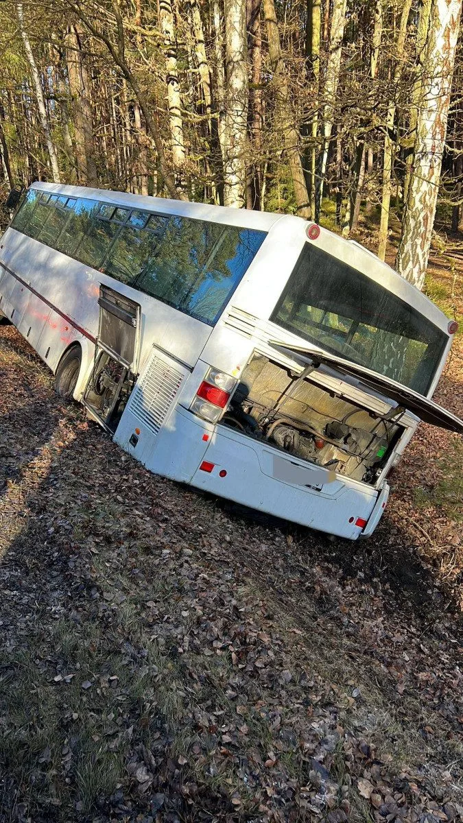 Zdrogovaný muž se řítil městem v ukradeném autobusu. Poničil auta a potom havaroval