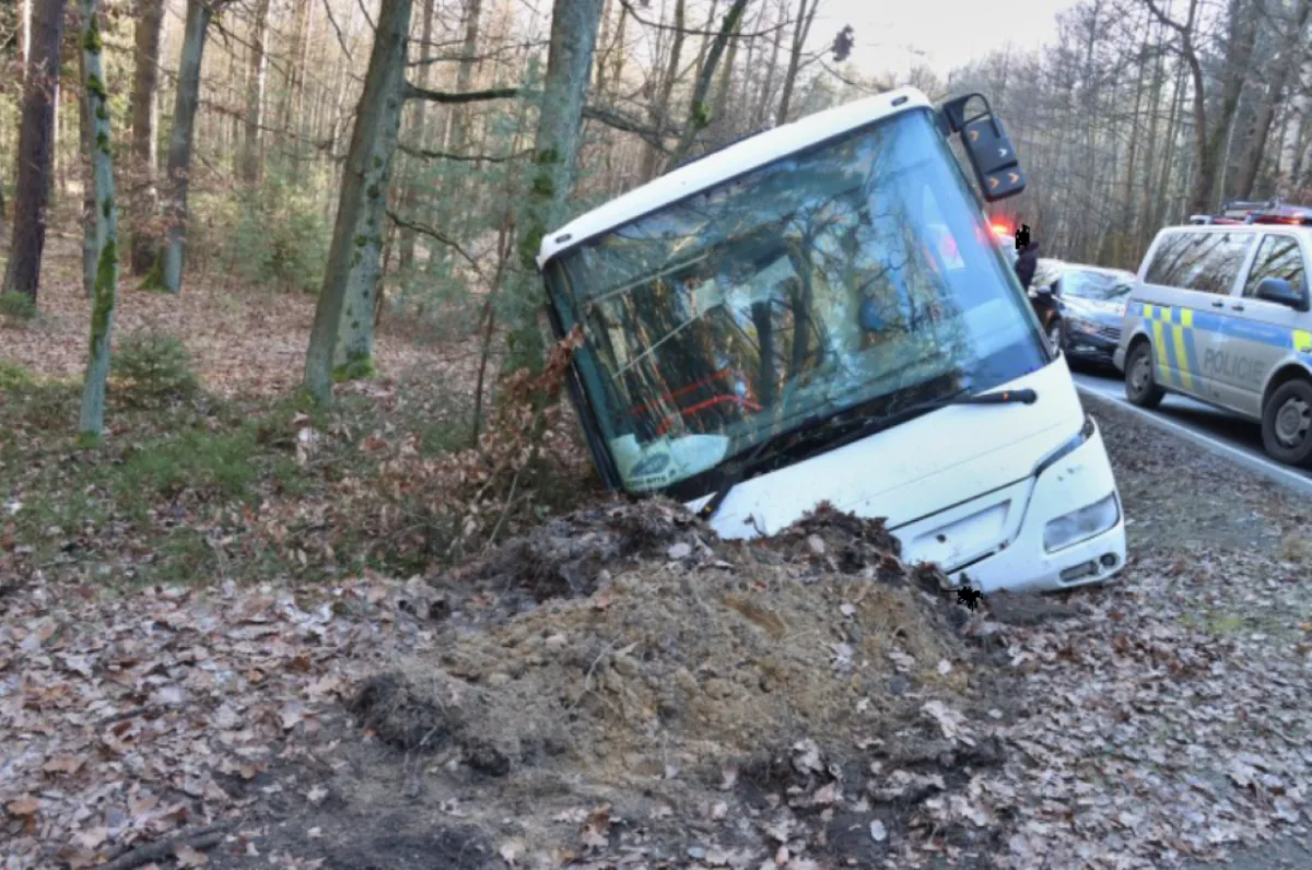 Zdrogovaný muž se řítil městem v ukradeném autobusu. Poničil auta a potom havaroval