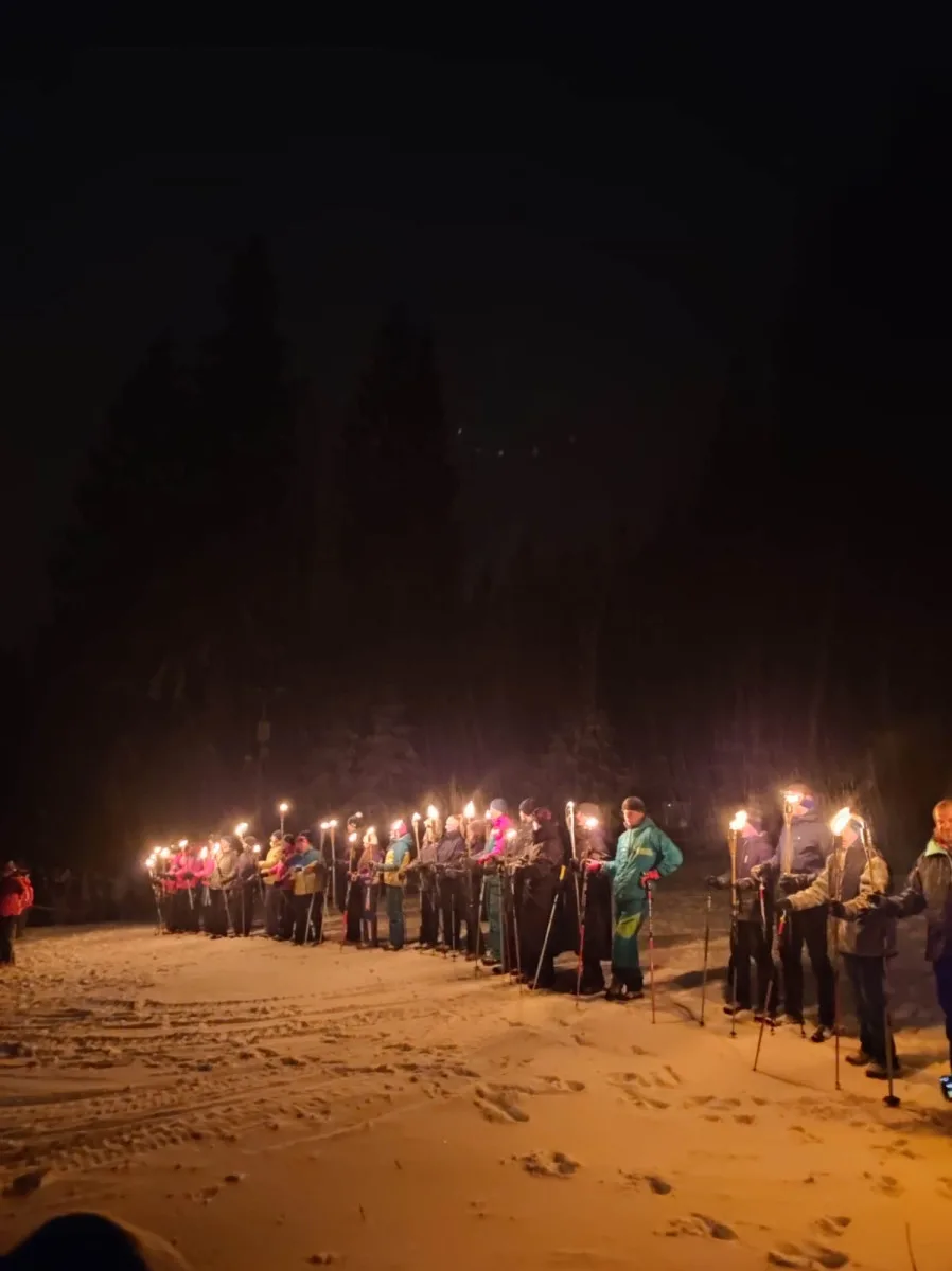 Jeden odvážlivec zdolal legendární jízdu s pochodněmi na lyžích i bez sněhu, ostatní běželi