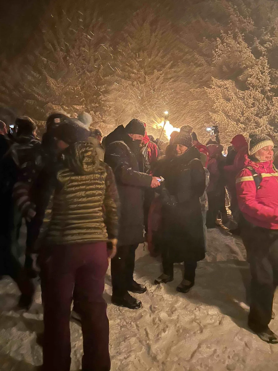 Jeden odvážlivec zdolal legendární jízdu s pochodněmi na lyžích i bez sněhu, ostatní běželi