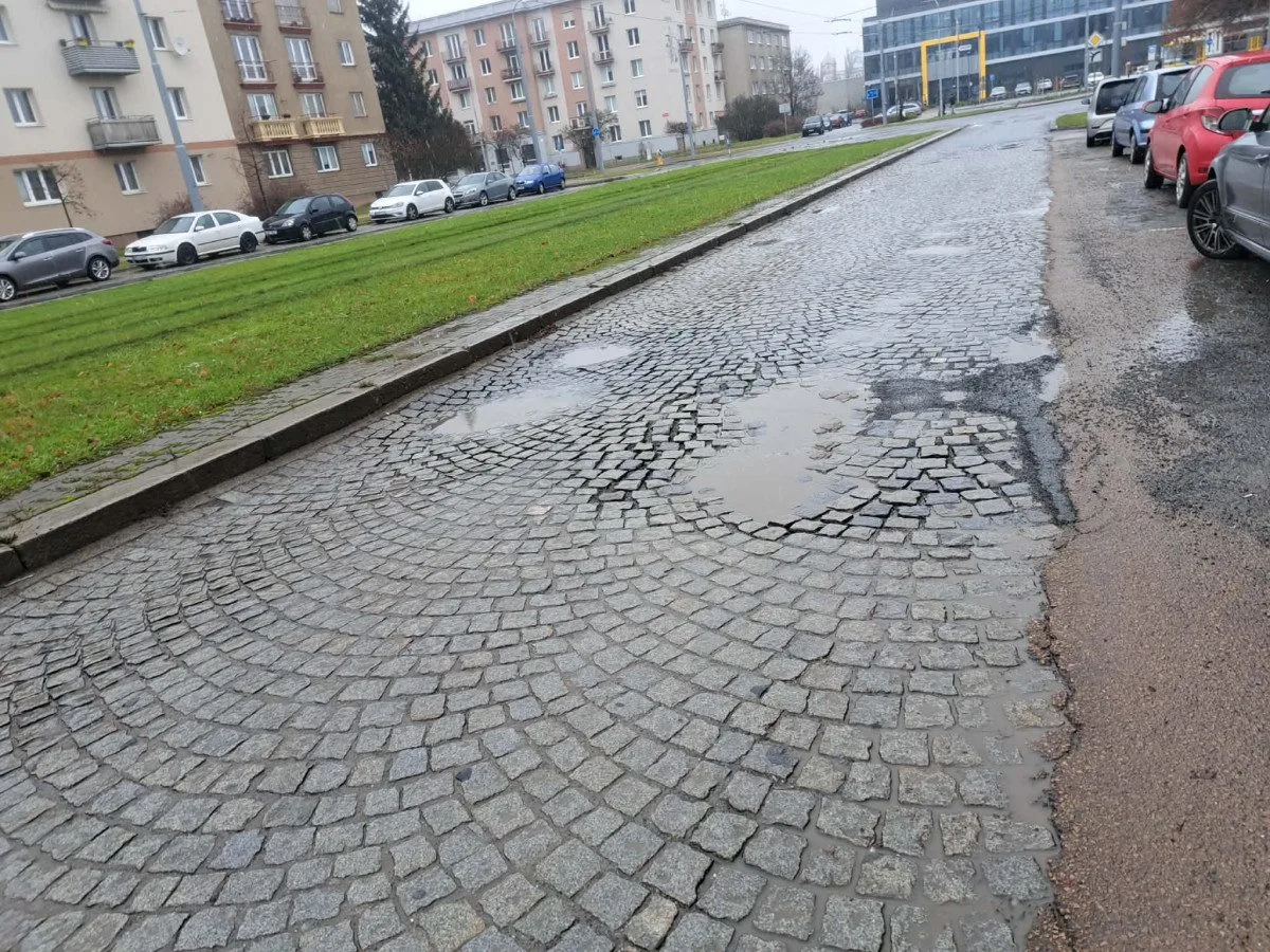 Slovanská alej se dočká potřebné rekonstrukce, potrvá šest měsíců a kostky nahradí asfalt