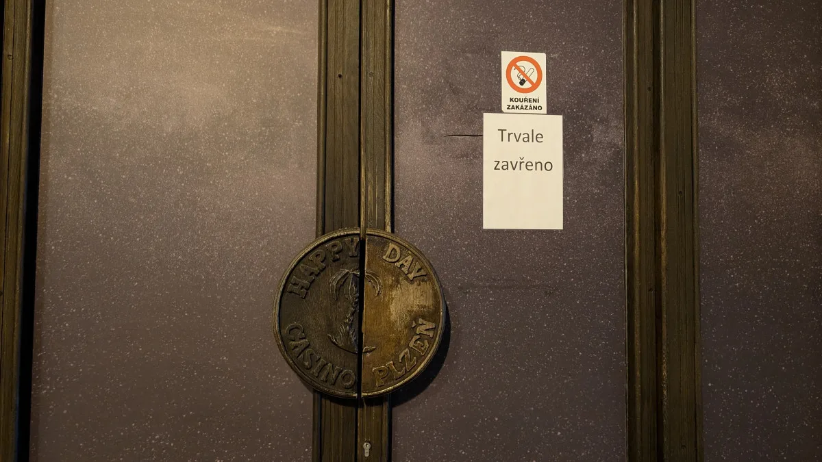 Kasino na rohu náměstí Republiky a Solní ulice už má definitivně zavřeno