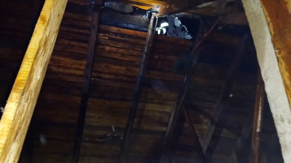 Plameny pohltily dům, který slouží i jako sklad nábytku. Hasiči museli rozřezat mříže