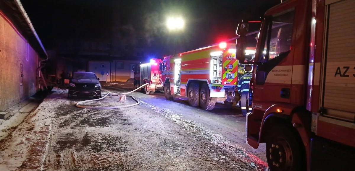 Plameny pohltily dům, který slouží i jako sklad nábytku. Hasiči museli rozřezat mříže