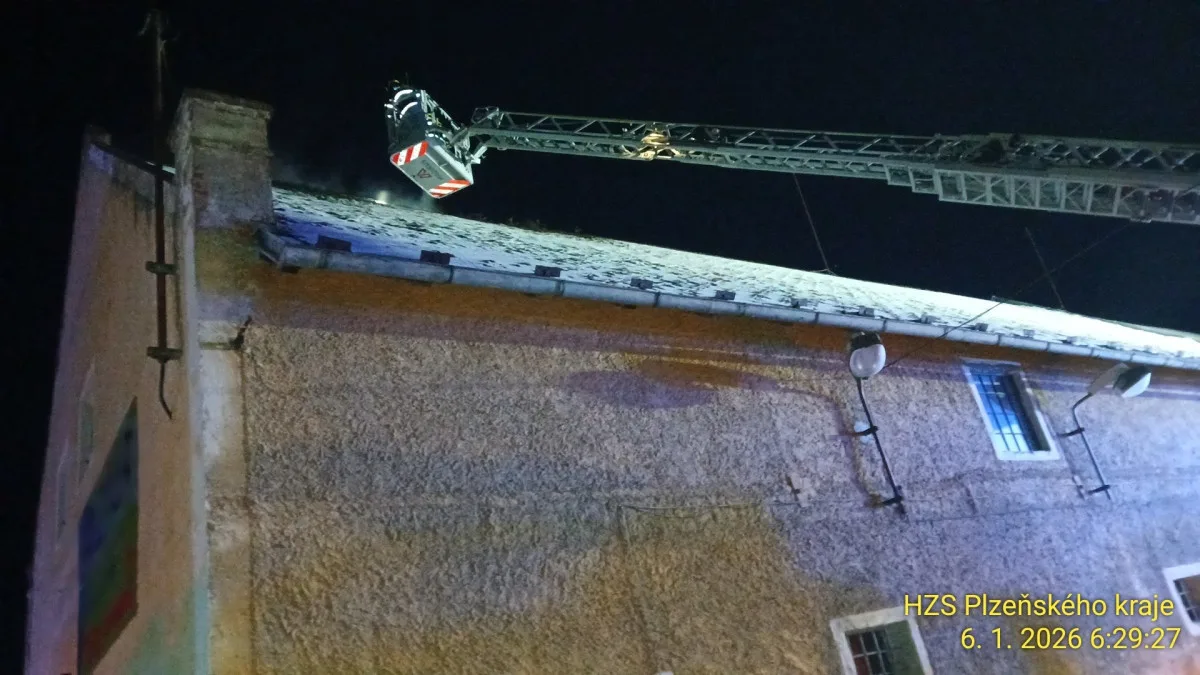 Plameny pohltily dům, který slouží i jako sklad nábytku. Hasiči museli rozřezat mříže