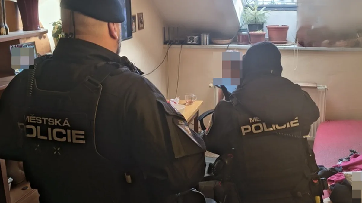 Za dveřmi naříkala žena ve špatném psychickém stavu, léky zapila alkoholem