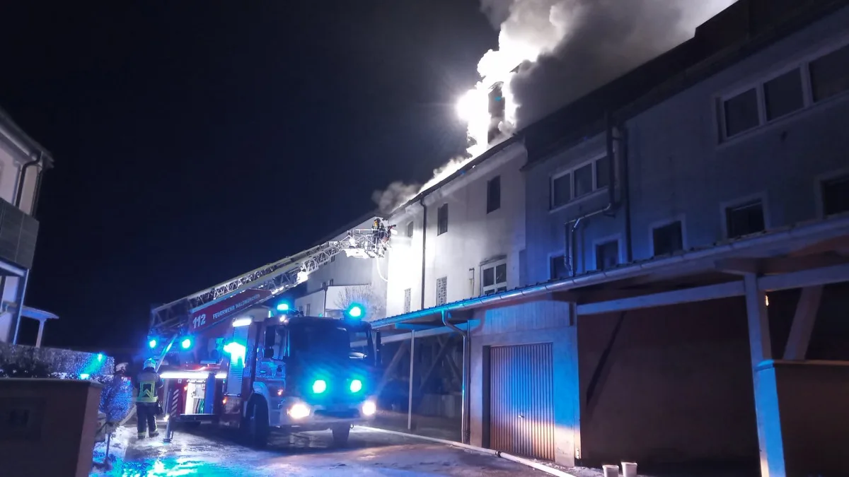 Požár bavorské pekárny zaměstnal stovky hasičů, pomáhali i Češi. Komplikací byl silný mráz
