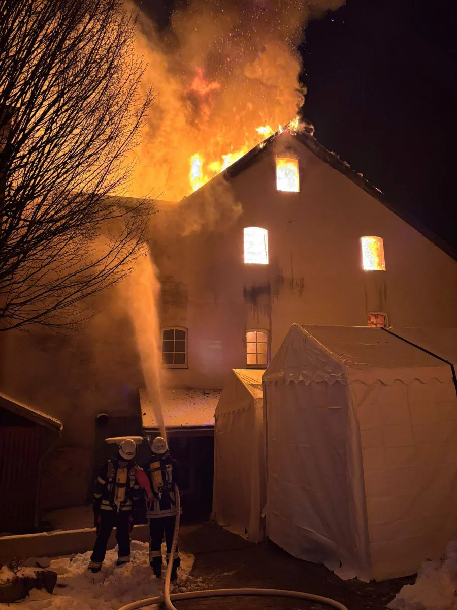 Požár bavorské pekárny zaměstnal stovky hasičů, pomáhali i Češi. Komplikací byl silný mráz