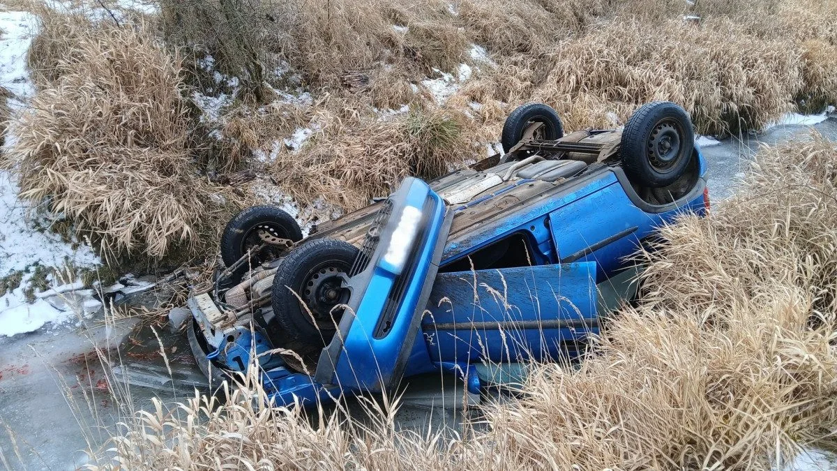 Auto skončilo na střeše v potoce. Řidič utekl a policie po něm pátrá
