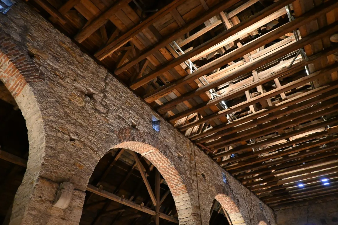 Momentální střechu katedrály čeká oprava, vymění 1600 metrů čtverečních břidlice