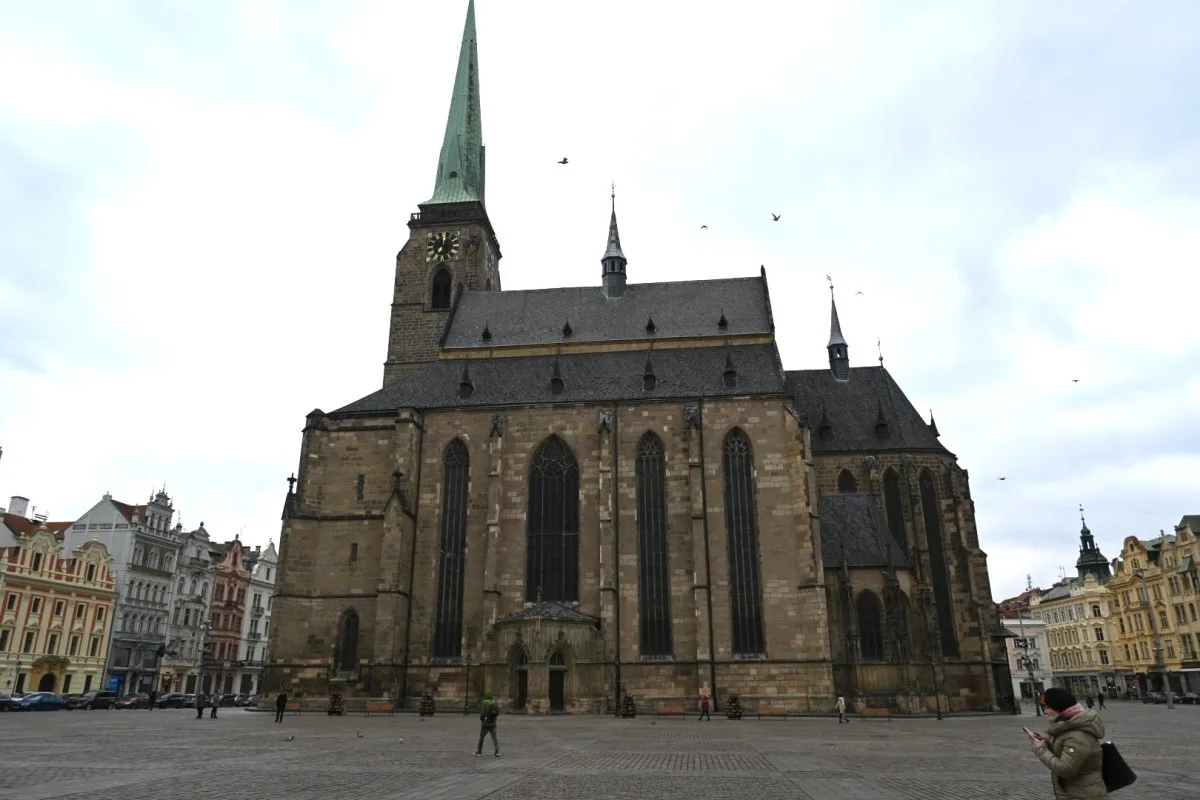 Monumentální střechu katedrály čeká oprava, vymění 1600 metrů čtverečních břidlice