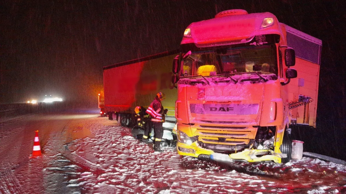 Sněžení silně komplikuje dopravu, hasiči zasahují u několika nehod. Výstraha zpřísnila