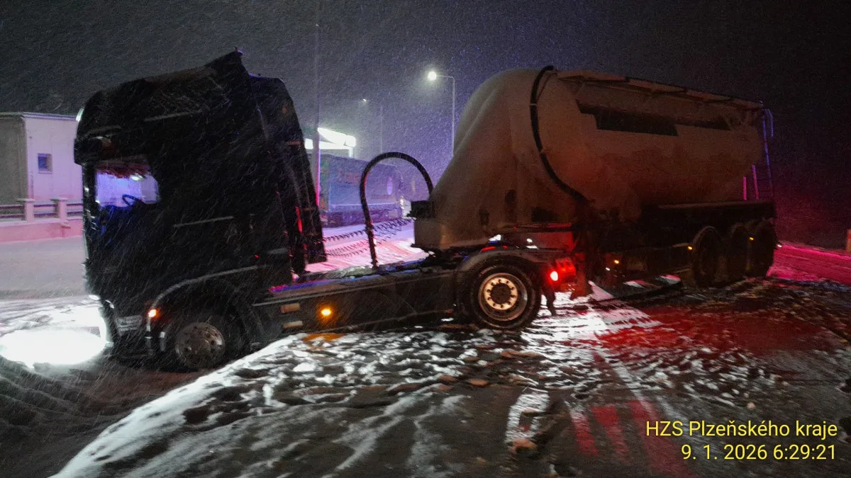 Sněžení silně komplikuje dopravu, hasiči zasahují u několika nehod. Výstraha zpřísnila