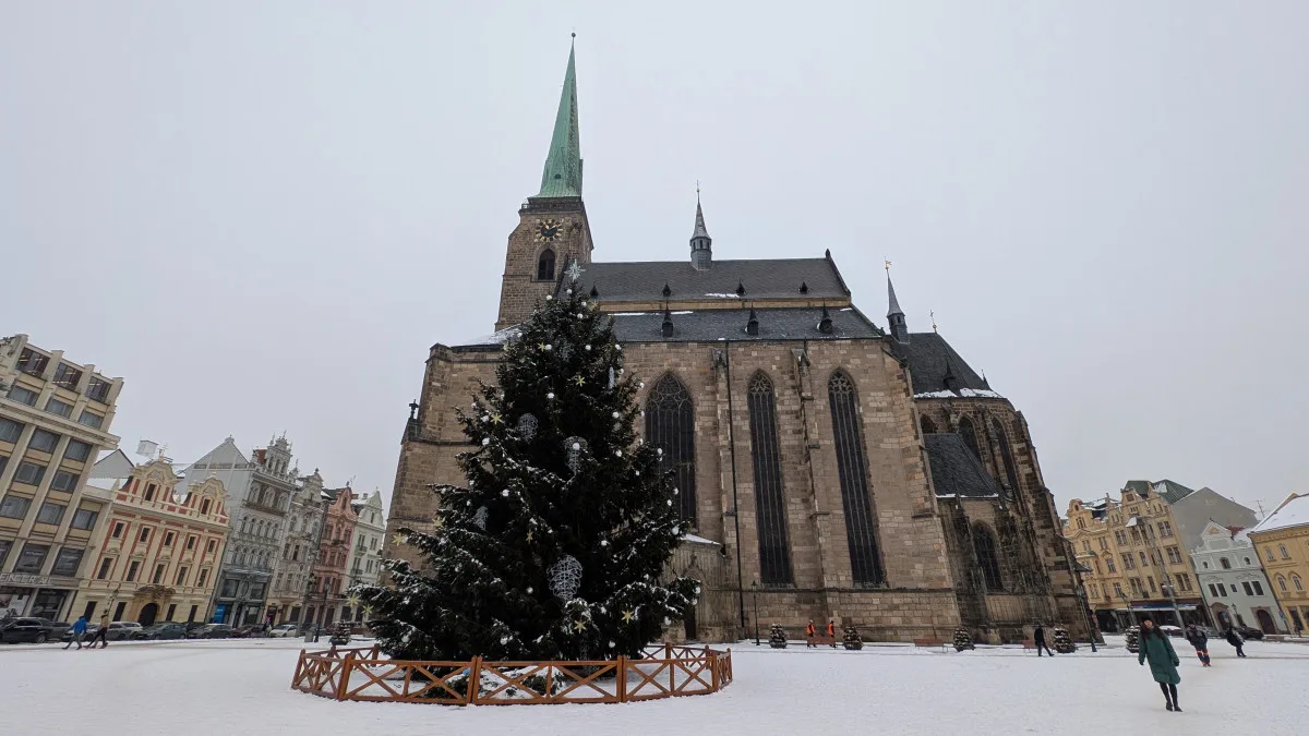 Lidé se na náměstí stále mohou kochat vánočním stromem, nejde odstrojit kvůli mrazům