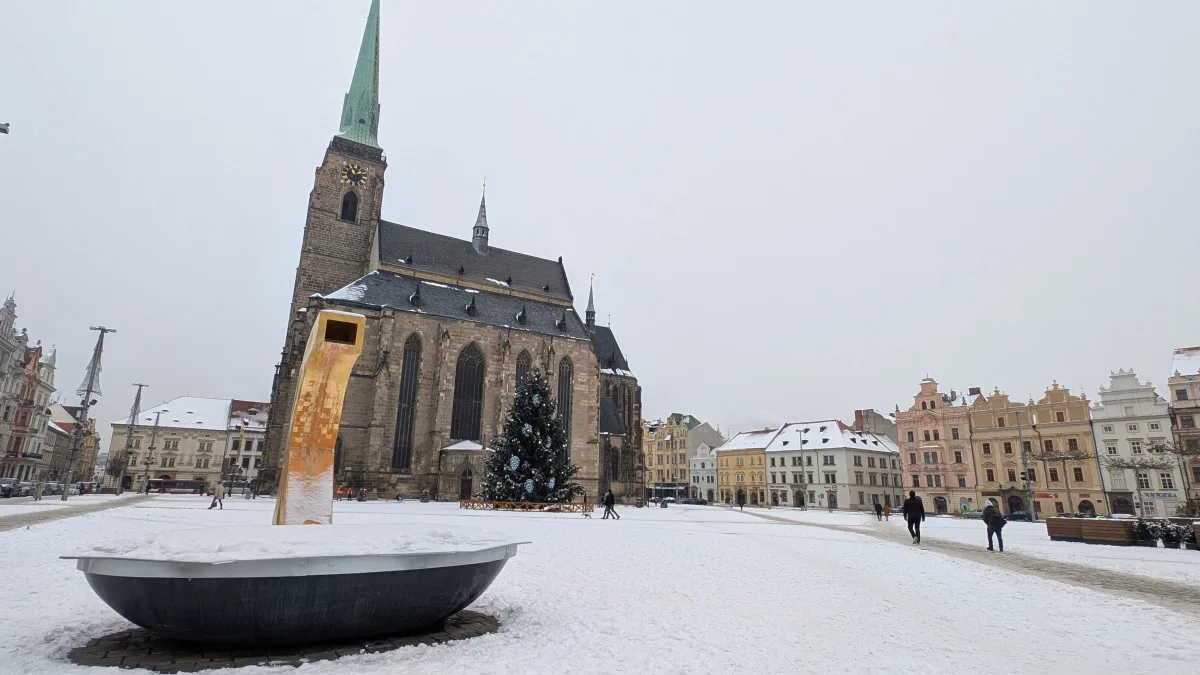 Lidé se na náměstí stále mohou kochat vánočním stromem, nejde odstrojit kvůli mrazům