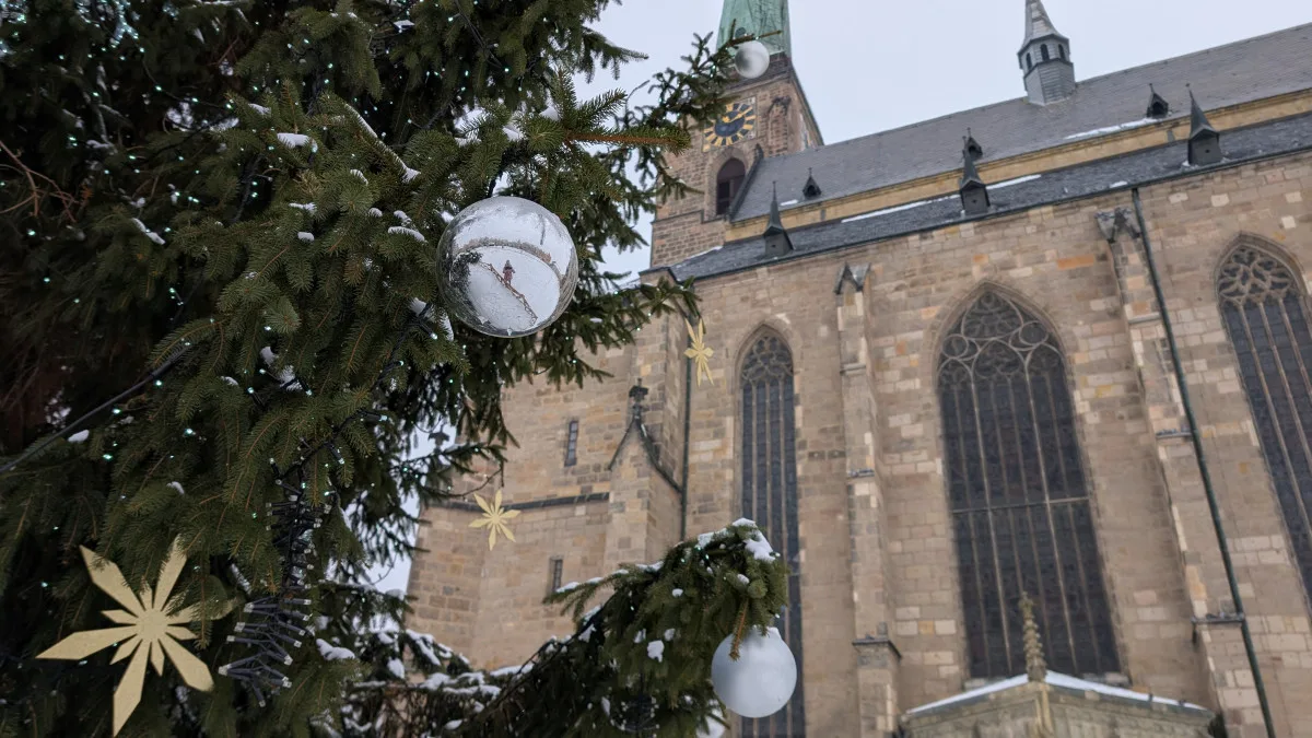 Lidé se na náměstí stále mohou kochat vánočním stromem, nejde odstrojit kvůli mrazům