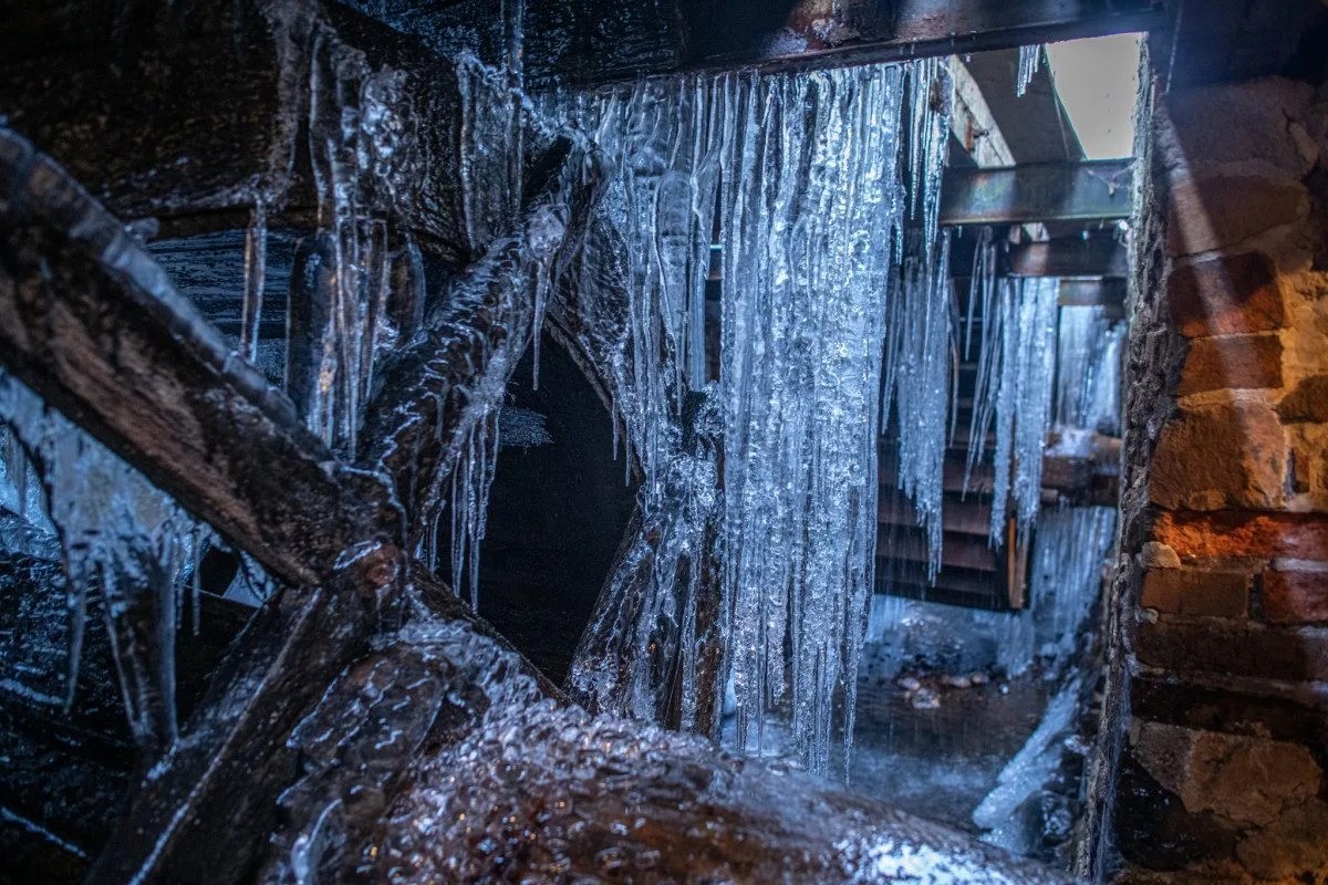 FOTO: Jedinečný vodní hamr se proměnil v království rampouchů