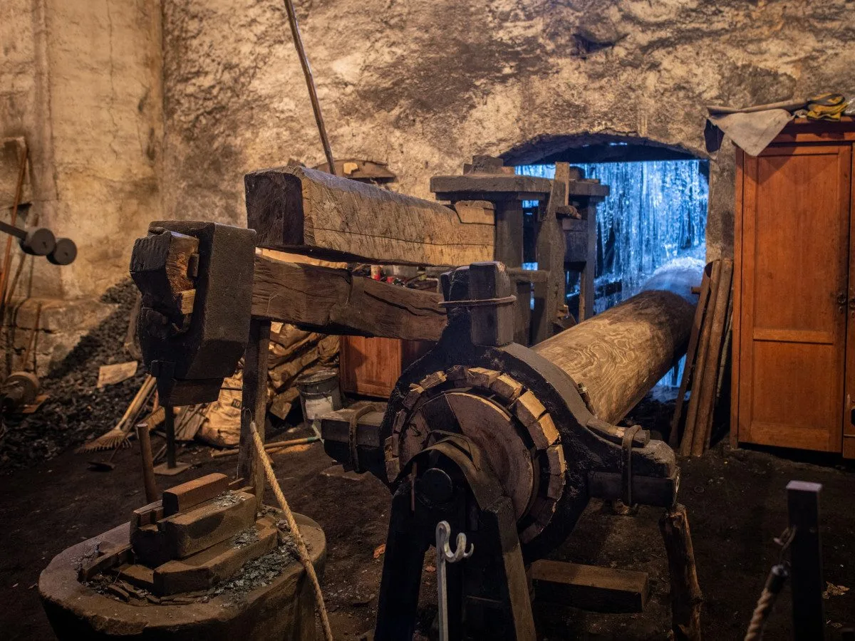 FOTO: Jedinečný vodní hamr se proměnil v království rampouchů