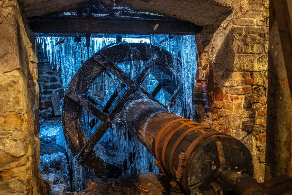FOTO: Jedinečný vodní hamr se proměnil v království rampouchů