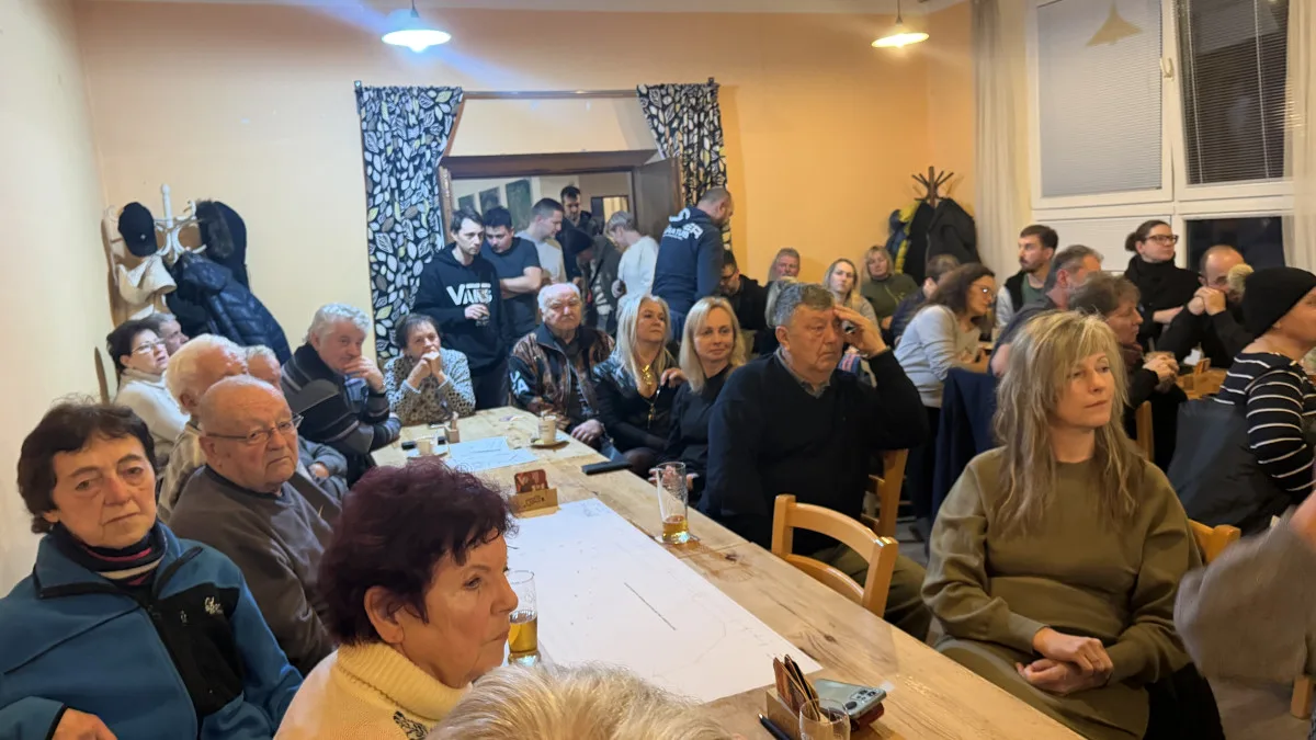 Obyvatelé obce při veřejném zasedání