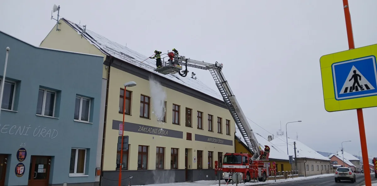 Padající sníh ze střech ohrožuje chodce, odpovědnost nese majitel domu